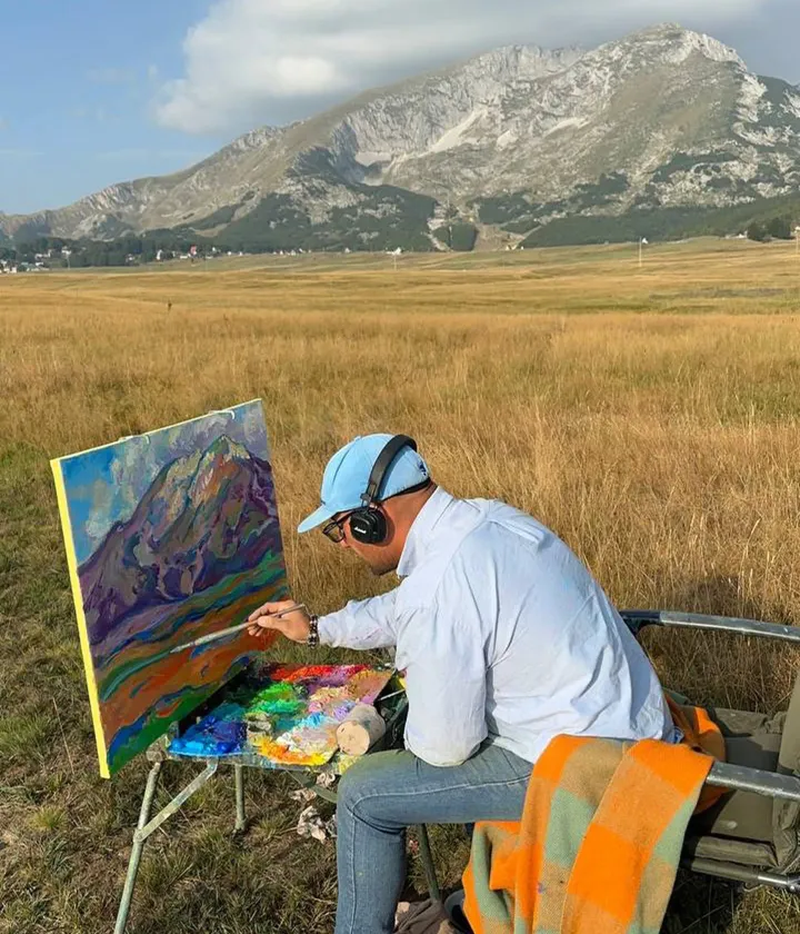 Художник Андрій Чеботару за роботою на пленері в горах